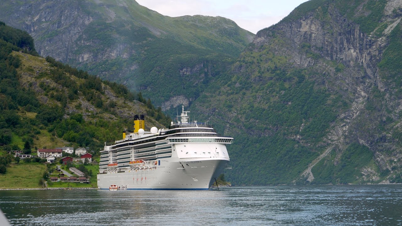 Nordeuropa Kreuzfahrt — norwegischer Fjord zwischen grünen Bergen