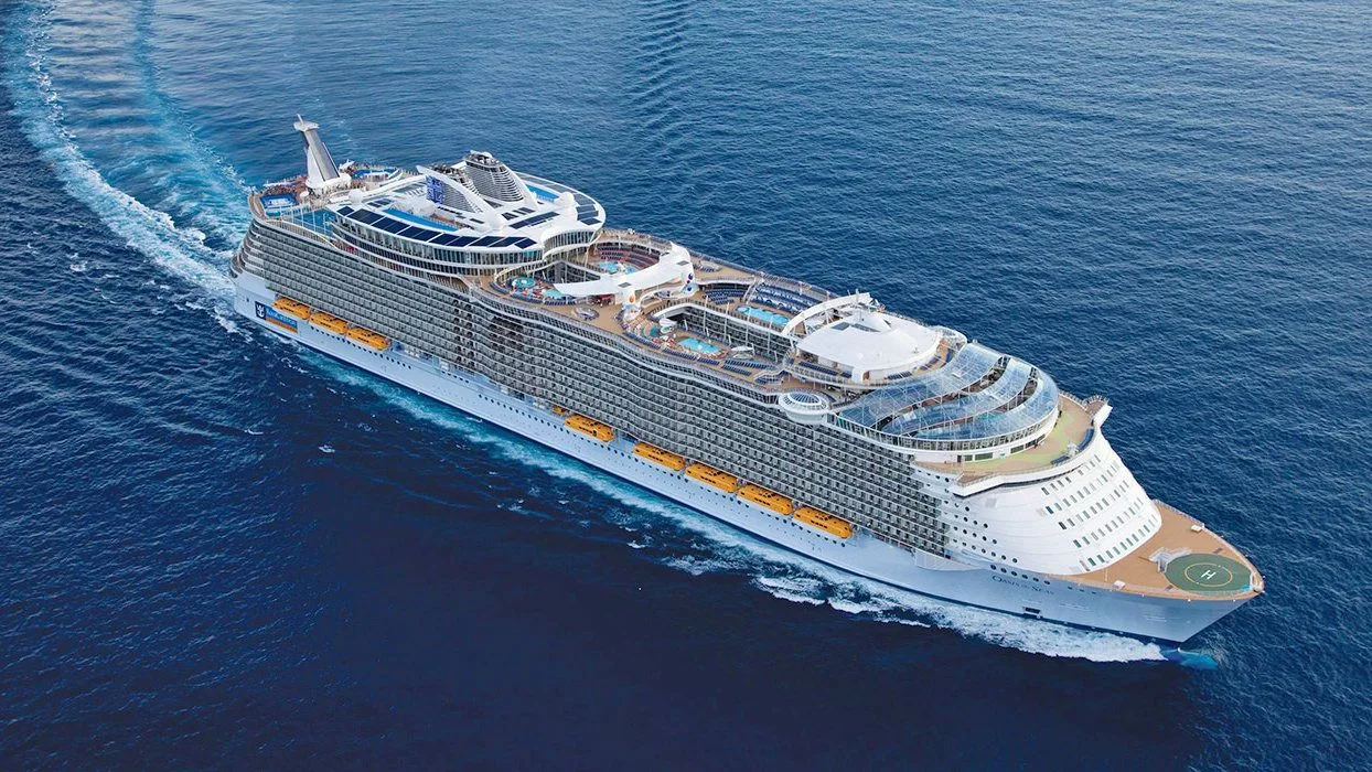 Transatlantik Kreuzfahrt — Schiff auf offenem Ozean bei Sonnenuntergang